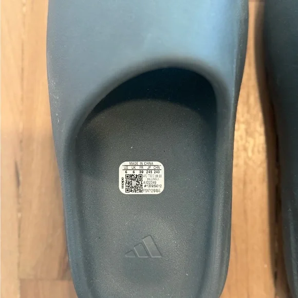 Yeezy Gray Slide Sandals - Picture 2 of 6